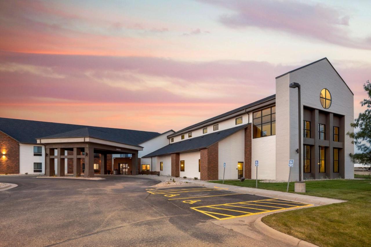 Best Western Watertown Inn & Suites Экстерьер фото