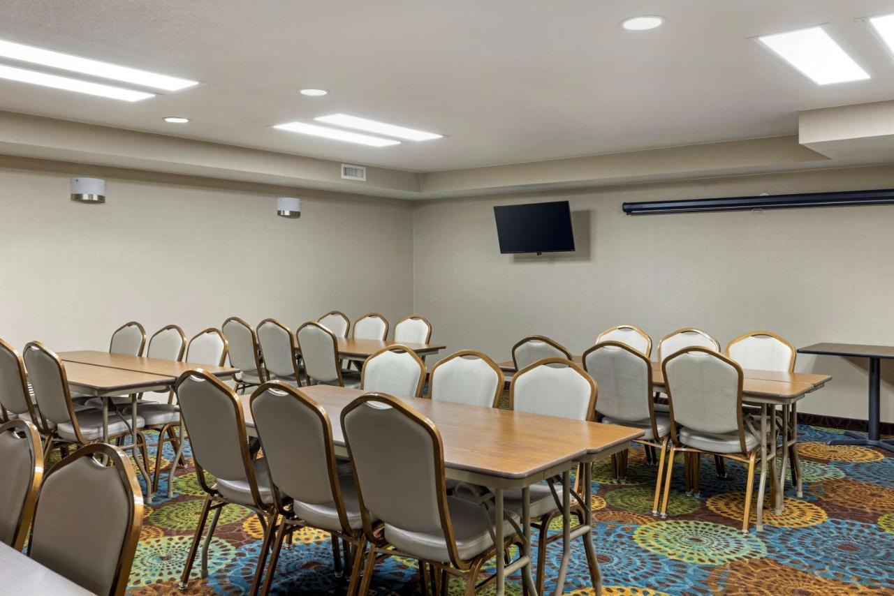 Best Western Watertown Inn & Suites Экстерьер фото